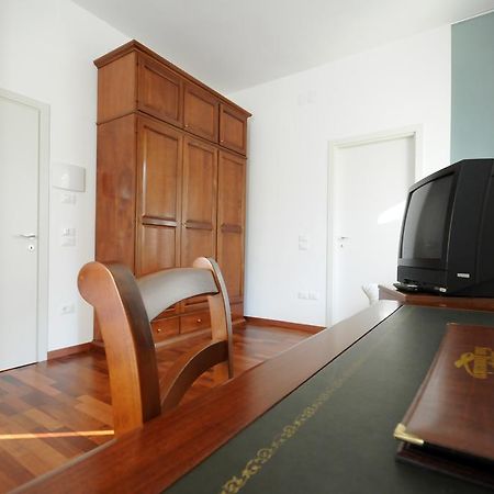 Guest House Domus Urbino Luaran gambar