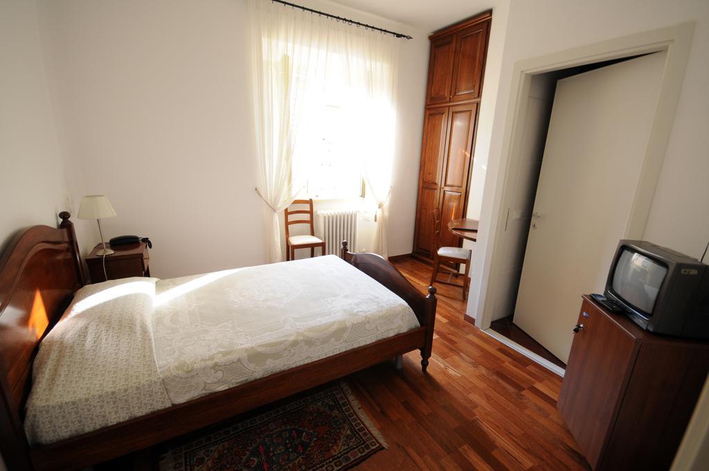 Guest House Domus Urbino Luaran gambar