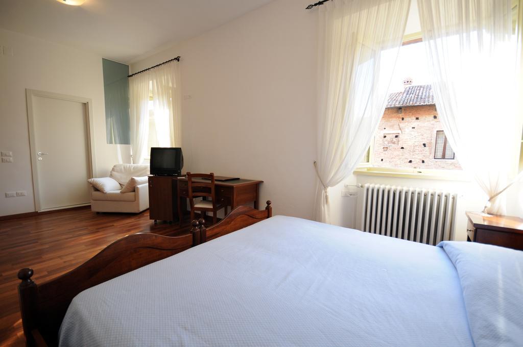 Guest House Domus Urbino Luaran gambar