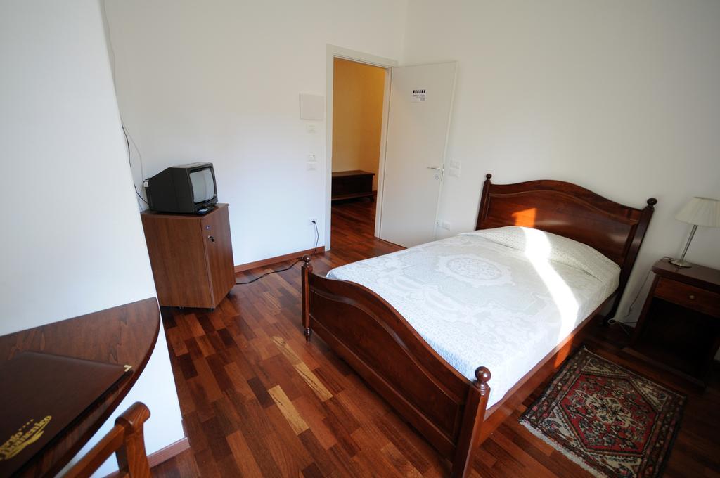 Guest House Domus Urbino Luaran gambar