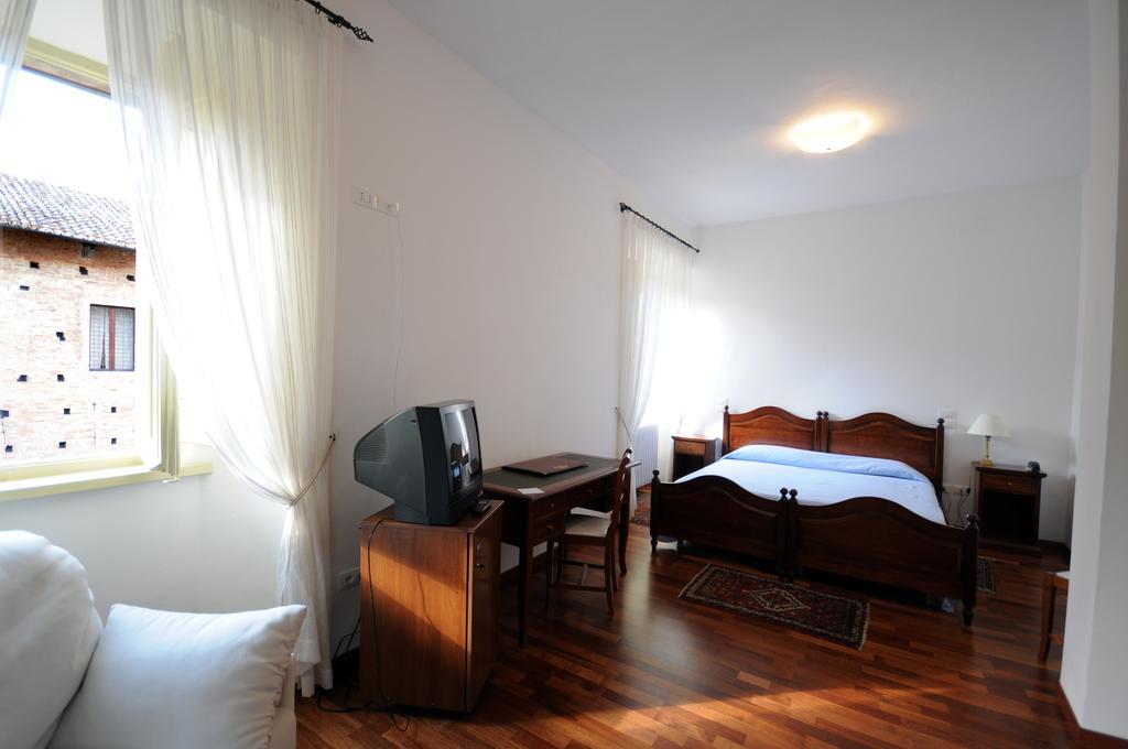 Guest House Domus Urbino Luaran gambar